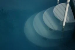 Água da piscina leitosa, opaca ou esbranquiçada