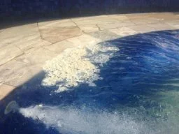 Água da piscina com espuma