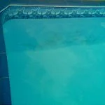 Mancha na piscina causada por defeito de fabricação do vinil