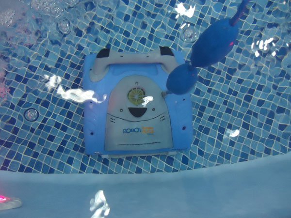 Robô limpador automático para piscinas