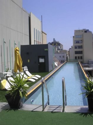 Piscina suspensa do Hotel Adelphi, em Melbourne