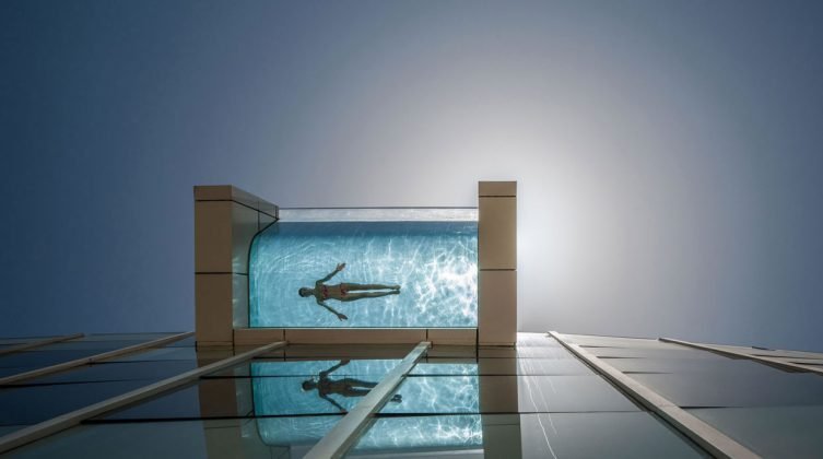 Piscina suspensa do Intercontinental Festival City, em Dubai