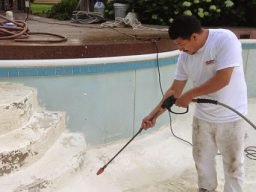 Esvaziar a piscina e fazer uma limpeza minuciosa