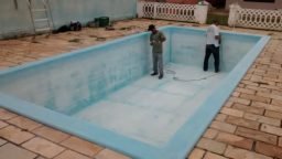 Lixar completamente a superfície da piscina