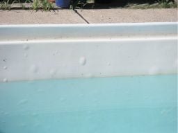 Descoloração da piscina de fibra