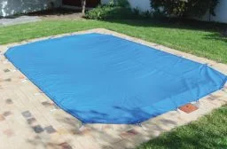 Capa para evitar sapos na piscina