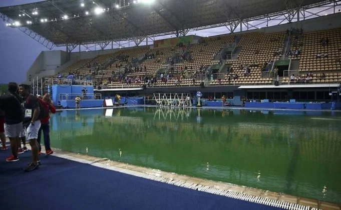 A piscina verde da Olimpíada do Rio 2016