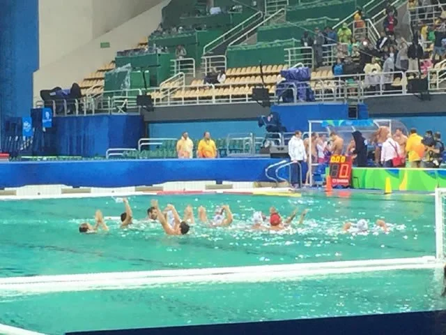 Piscina do Polo Aquático Rio 2016 ficando verde