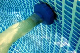 Conectar a mangueira no bocal de aspiração da piscina