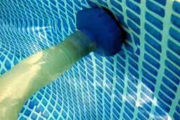 Conectar a mangueira no bocal de aspiração da piscina