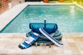 Itens essenciais para limpar uma piscina